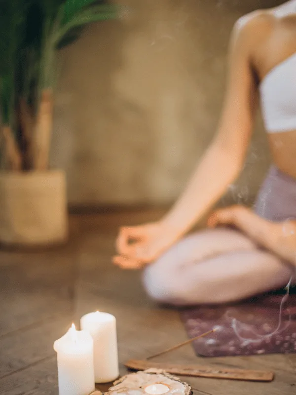 Approche holistique en naturopathie incluant gestion du stress, émotions, symptômes, écoute du corps.